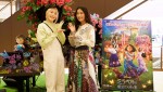 ハラミちゃん＆斎藤瑠希、『ミラベルと魔法だらけの家』メイン楽曲をサプライズ披露！ 道行く人を魅了