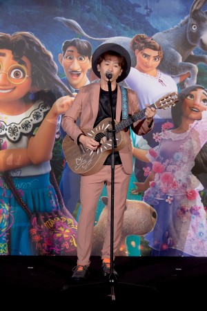 映画『ミラベルと魔法だらけの家』公開記念舞台あいさつに登場したナオト・インティライミ