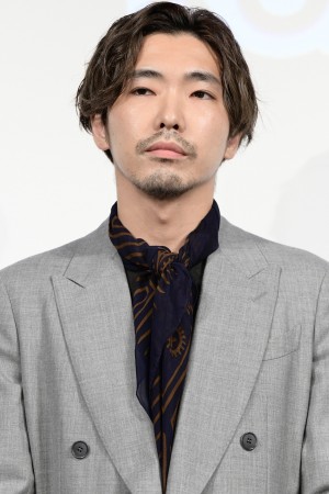 映画『先生、私の隣に座っていただけませんか？』完成報告会に登場した柄本佑