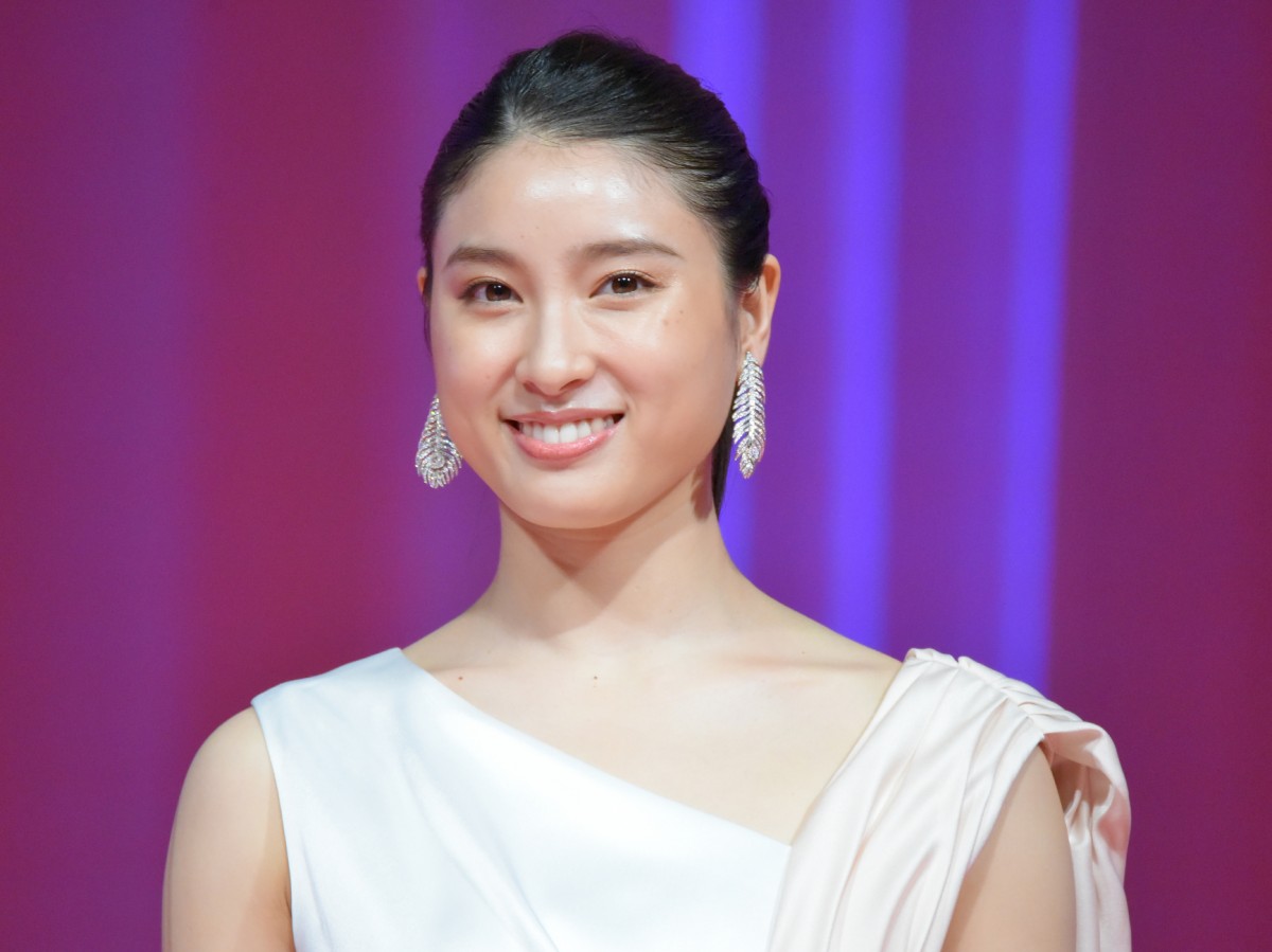 土屋太鳳、真夏のCM撮影中の大胆な行動にファン衝撃「どこ冷やしてるの？」「お茶目さん」