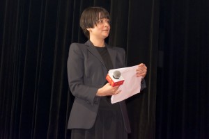 映画『総理の夫』完成披露試写イベント司会を務めた奥浜レイラ