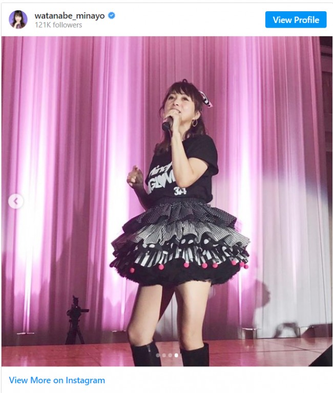ソロデビュー当時の衣装をアレンジして再現したミニスカート姿の渡辺美奈代　※「渡辺美奈代」インスタグラム