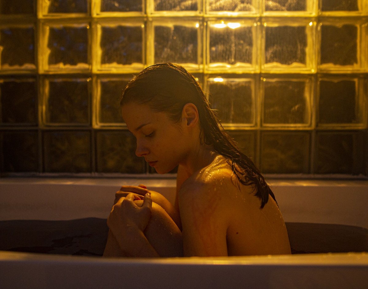 ロシア美女を追い込む“絶対に眠ってはいけない”人体実験！ 『スリープレス・ビューティー』予告