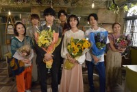ドラマ『推しの王子様』クランクアップを迎えた、（左から）徳永えり、瀬戸利樹、ディーン・フジオカ、谷恭輔、比嘉愛未、渡邊圭祐、佐野ひなこ