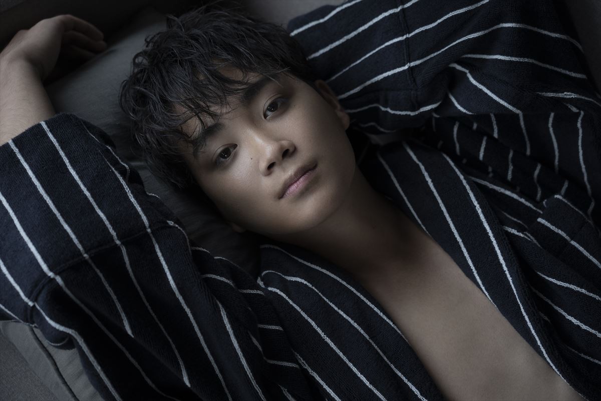 超人気YouTuber・コムドット、初の写真集早くも予約殺到　カバー写真解禁