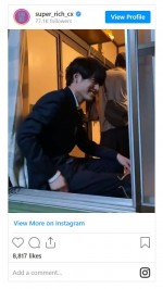 キュンポーズを見せた赤楚衛二　※『SUPER RICH』公式インスタグラム