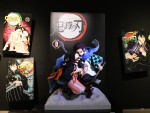 【写真】「『鬼滅の刃』吾峠呼世晴原画展」来場者特典ミニ色紙＆販売グッズ