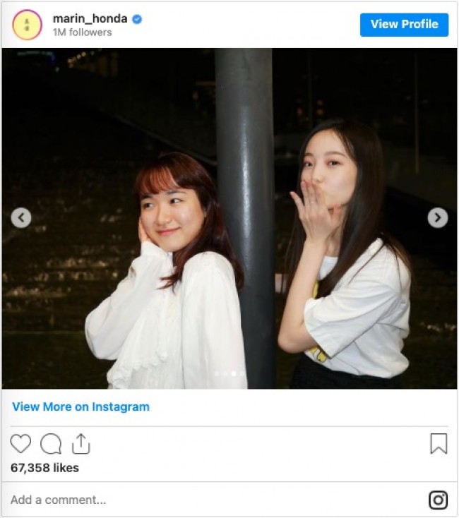 （左から）伊藤美誠、本田真凜の仲良しショット　※「本田真凜」インスタグラム