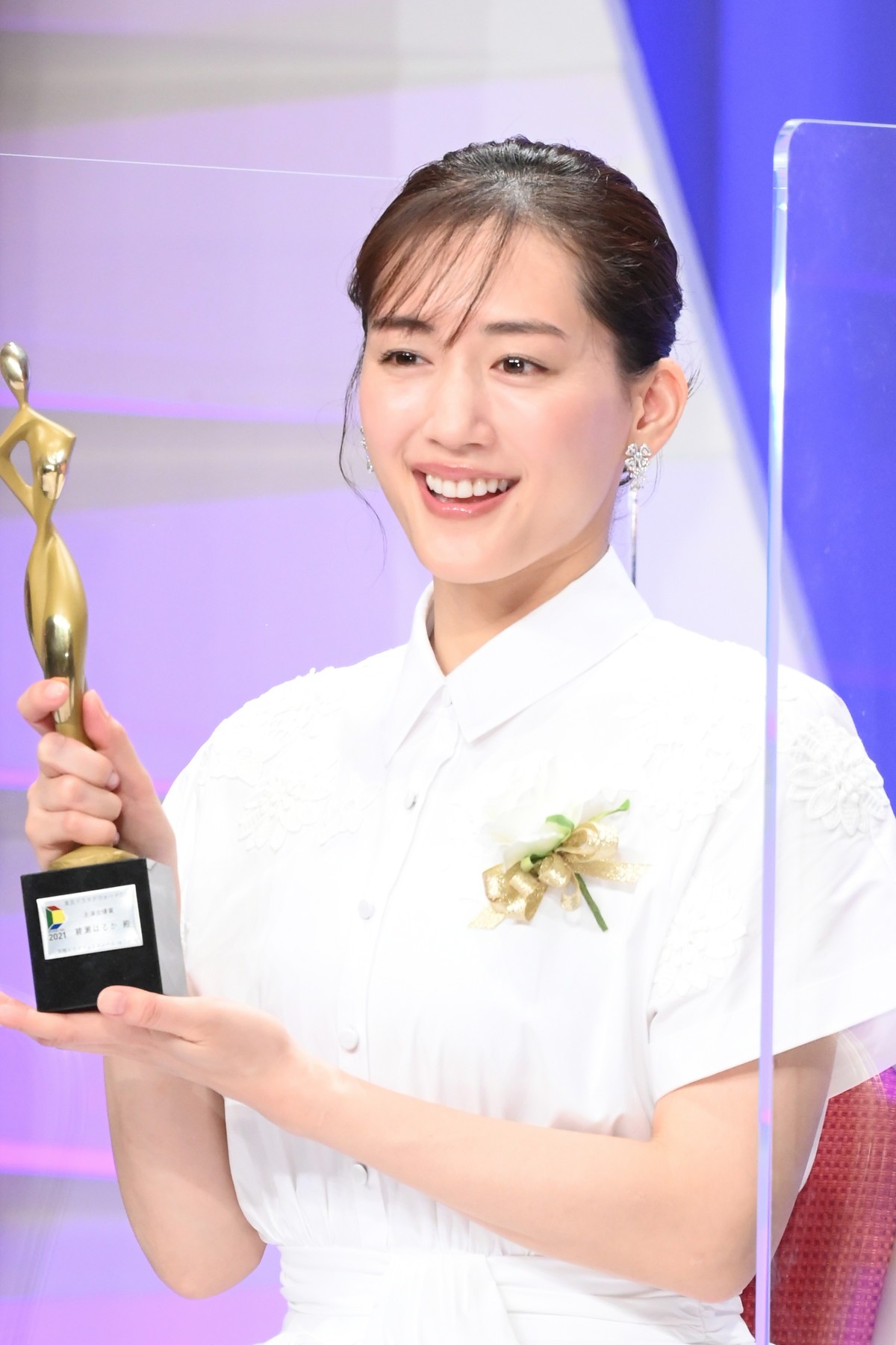 ＜ドラマアウォード2021＞綾瀬はるか、笑顔満開！　『天国と地獄』で主演女優賞受賞