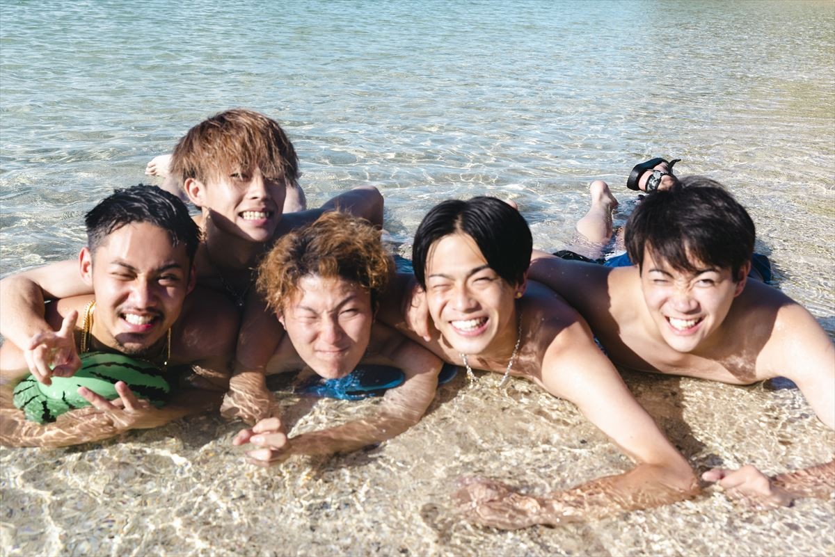 超人気YouTuber・コムドット、初の写真集早くも予約殺到　カバー写真解禁