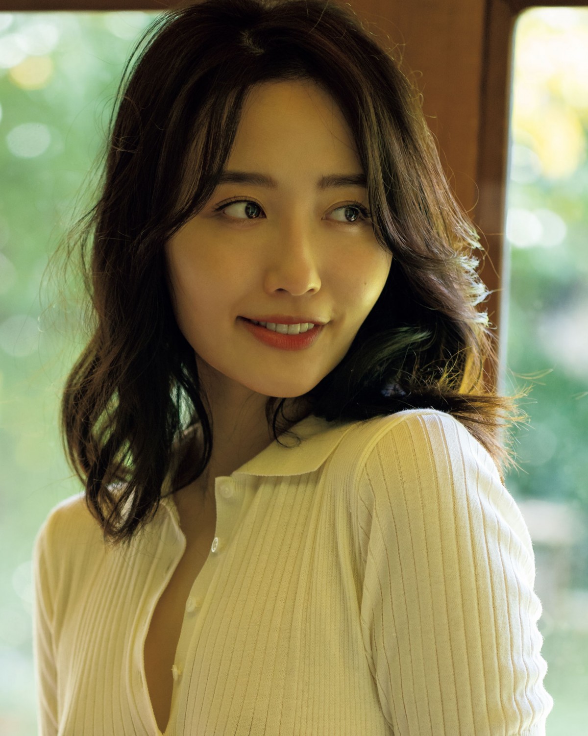 奥山かずさ27歳、透き通るような“美背中”を披露　最新グラビア