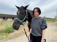 ドラマ『風の向こうへ駆け抜けろ』板垣李光人演じる厩務員・木崎誠のビジュアル