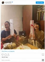 誕生日を祝われ、楽しそうな石田ゆり子と渡辺真起子　※「石田ゆり子」インスタグラム