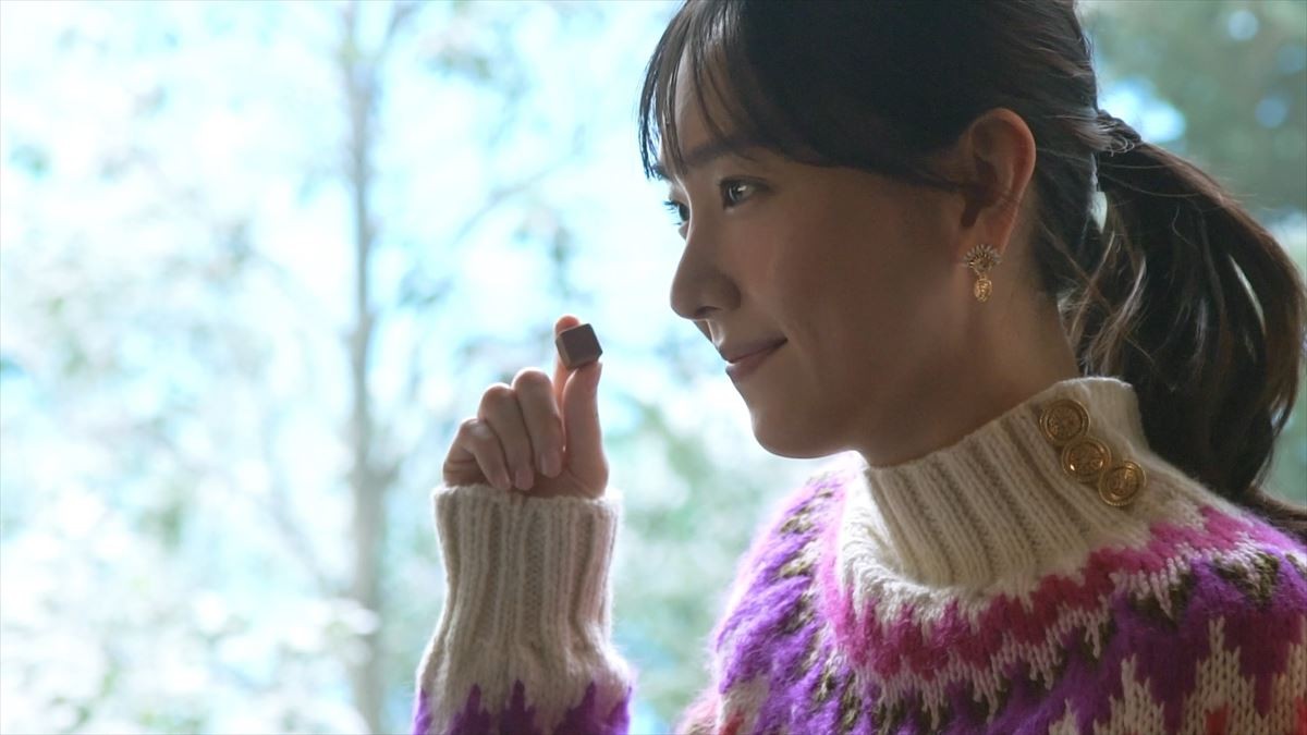 新垣結衣、11年目「メルティーキッス」新CM　初“共演者”とペアルックで登場