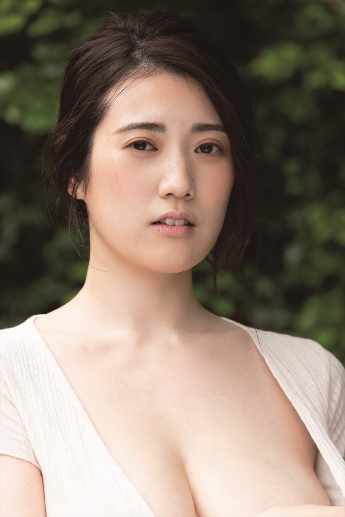 “元国民的グループ” 鈴木優香、初水着グラビアでFカップバスト大胆披露