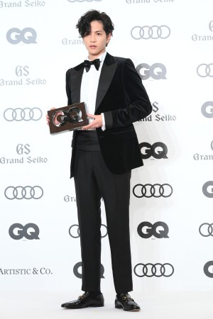 GQ MEN OF THE YEAR 2021 フォトコールに登場した志尊淳