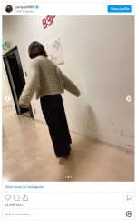 スタッフ自作のセーターがお気に入りの様子　※「石田ゆり子」インスタグラム