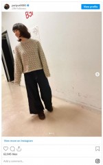 スタッフ自作のセーターがお気に入りの様子　※「石田ゆり子」インスタグラム