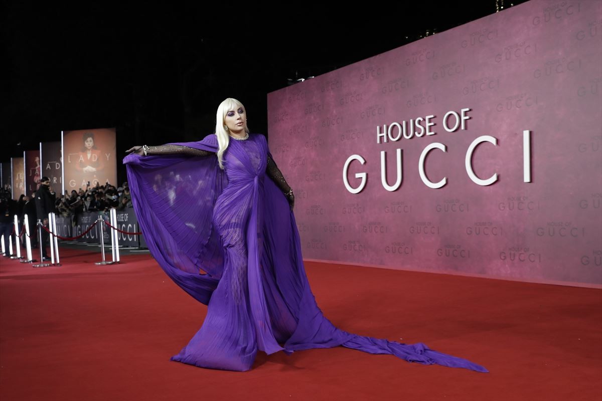 レディー・ガガ、GUCCIの鮮やかな紫色のドレスで登場！　『ハウス・オブ・グッチ』ロンドンプレミア
