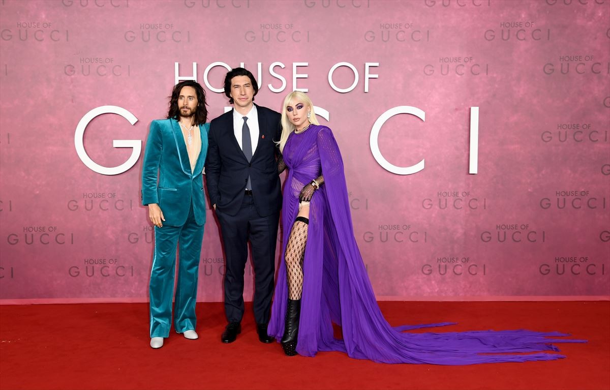 レディー・ガガ、GUCCIの鮮やかな紫色のドレスで登場！　『ハウス・オブ・グッチ』ロンドンプレミア