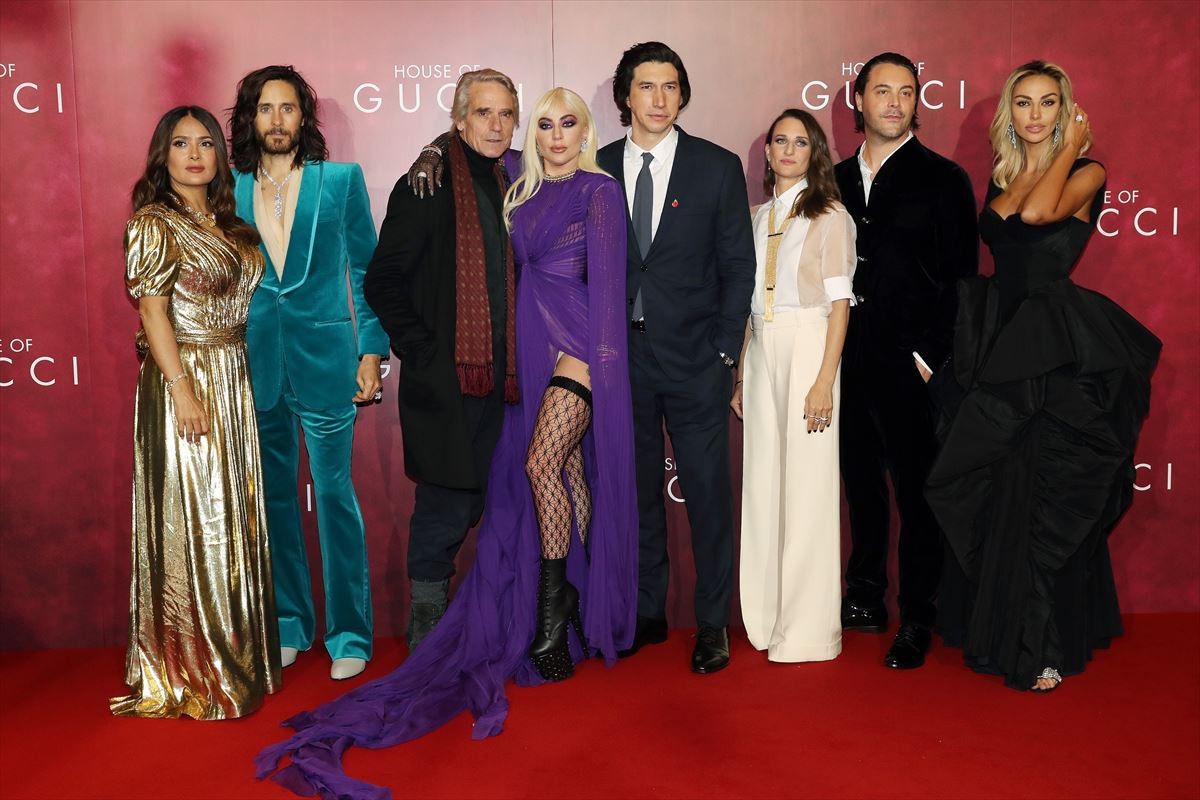 レディー・ガガ、GUCCIの鮮やかな紫色のドレスで登場！　『ハウス・オブ・グッチ』ロンドンプレミア