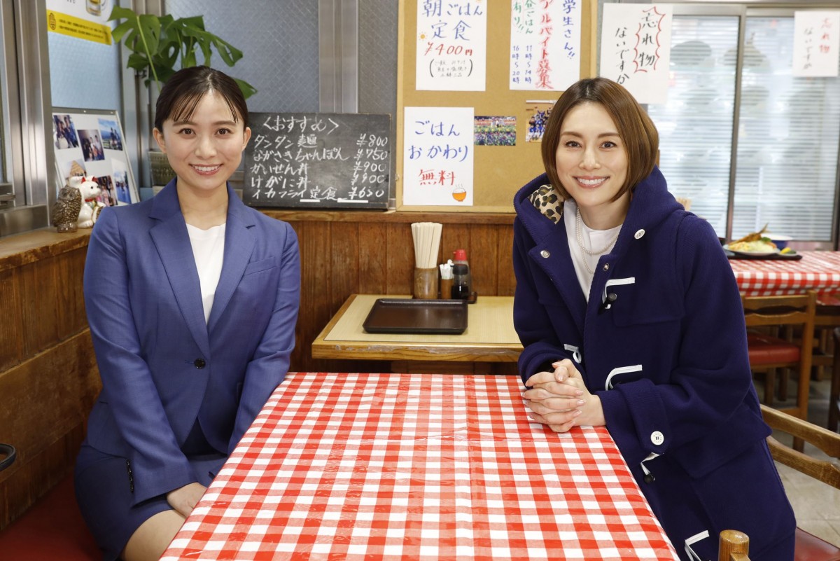 『ドクターX~外科医・大門未知子~』に出演するテレビ朝日・山本雪乃アナウンサーと米倉涼子