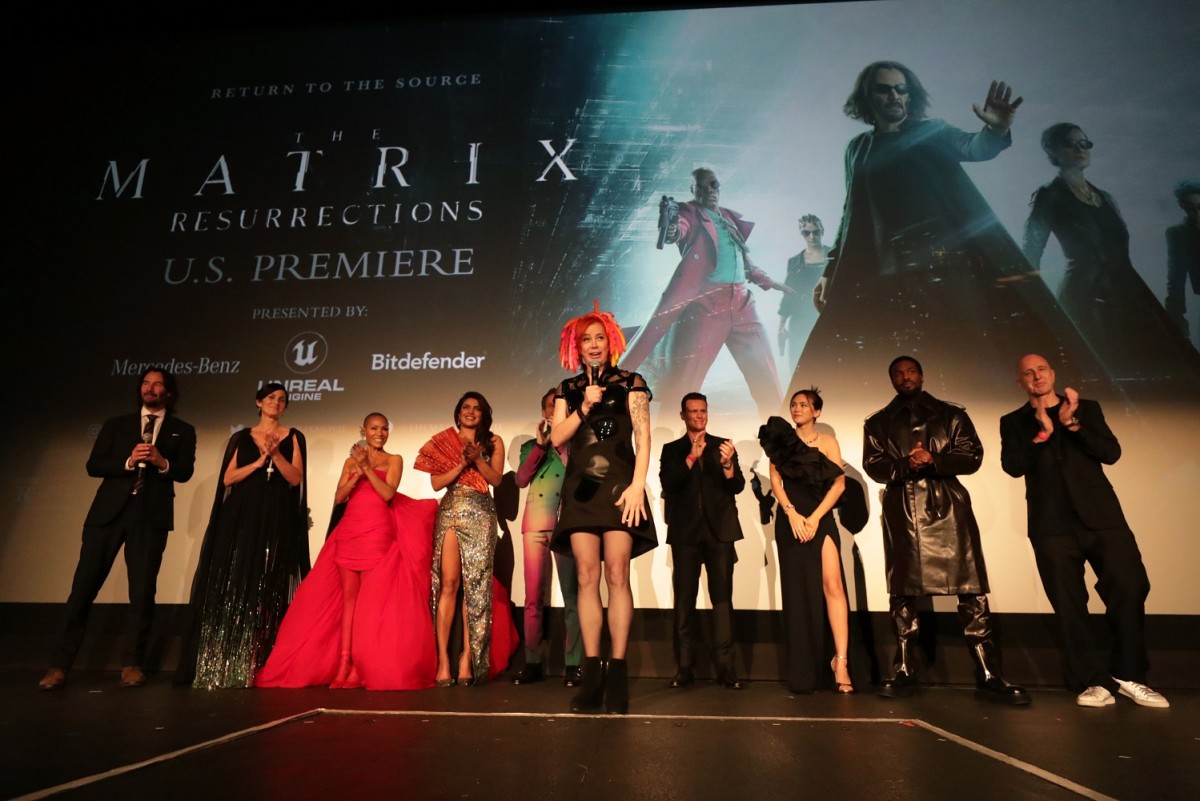 キャリー＝アン・モス、プレミアのドレスがマトリックス仕様だった！