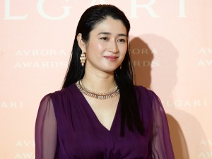 「BVLGARI AVRORA AWARDS 2021」ゴールデンカーペットセレモニーに登場した小雪