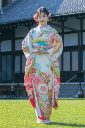 2022年オスカープロモーション新春晴れ着撮影会に登場した井頭愛海