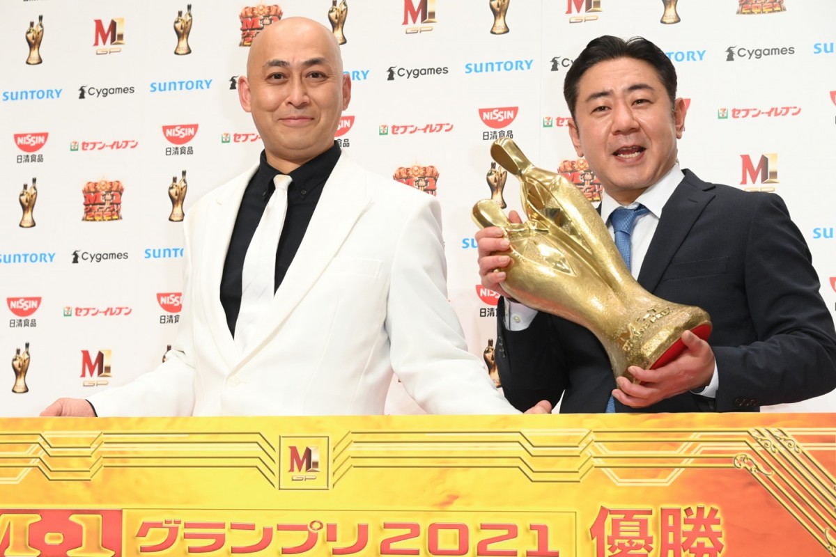『M‐1グランプリ2021』優勝者記者会見を行った錦鯉(左から長谷川雅紀、渡辺隆)