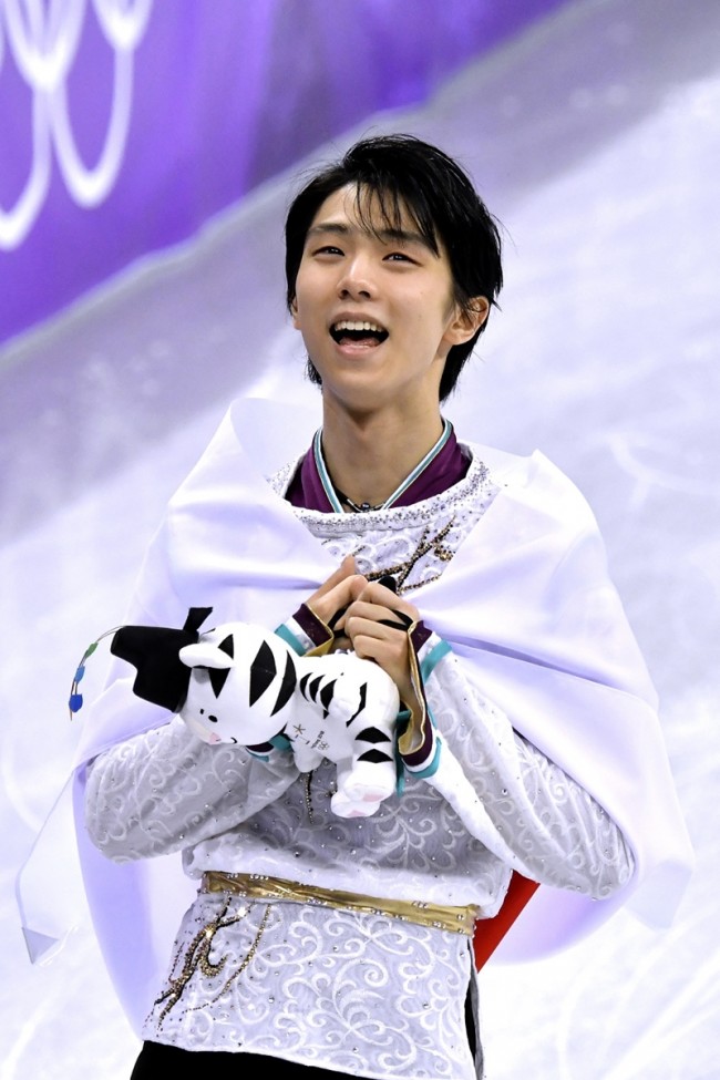 羽生結弦選手の“超美麗ポストカードブック”発売へ！　初公開カット含む全60枚を収録