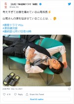 “山尾係長”津田健次郎、考えすぎてお腹痛くなっちゃった？『最愛』オフショット　※『最愛』公式ツイッター