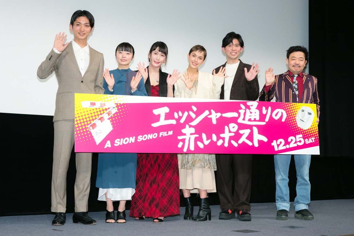 モーガン茉愛羅、ふっくらお腹で登壇　客席からの祝福の声に笑顔