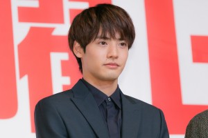 映画『決戦は日曜日』完成披露試写会に登場した赤楚衛二