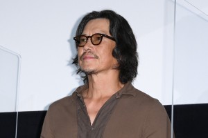 映画『鳩の撃退法』公開初日舞台あいさつイベントに登場した豊川悦司