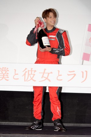 映画『僕と彼女とラリーと』舞台あいさつに登場した森崎ウィン