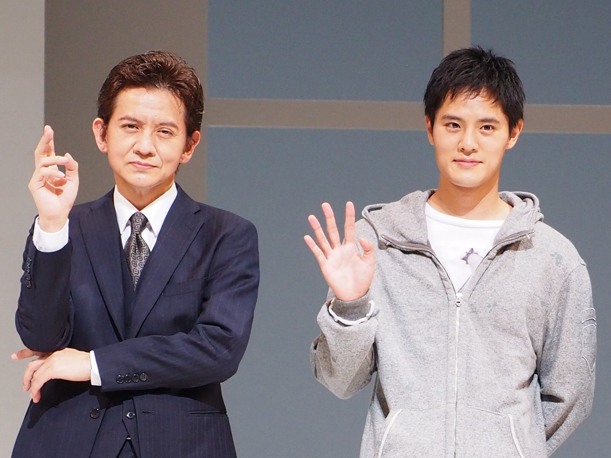 舞台『Le Fils(ル・フィス) 息子』フォトコールに登場した(左から)岡本健一、岡本圭人