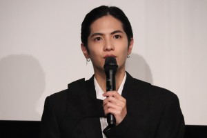 映画『人と仕事』完成報告会に登場した志尊淳