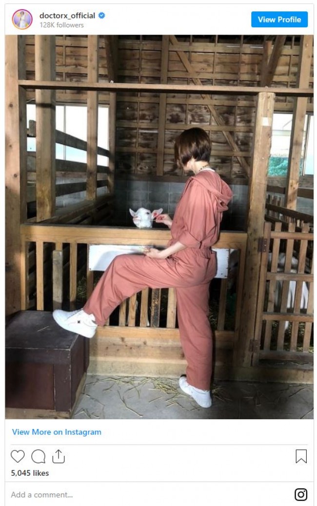 写真）米倉涼子、クールなパンツスタイル “未知子×ヤギ”のオフショット