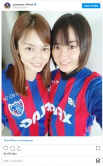 平愛梨＆祐奈、おそろいのFC東京ユニフォームで2ショット　※「平祐奈」インスタグラム