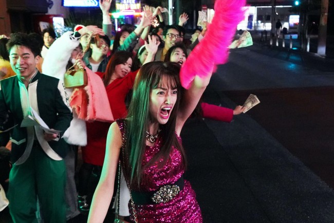 劇場版 ルパンの娘 悦子 小沢真珠が不時着 魅惑の場面写真解禁 21年9月17日 写真 映画 ニュース クランクイン