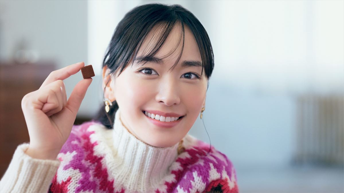 新垣結衣が出演　明治「メルティーキッス」新テレビCM「今年も雪のようなくちどけを。」篇キービジュアル（テロップなし）