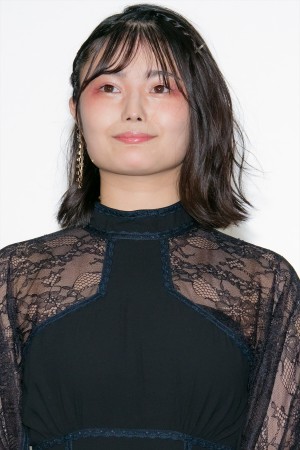 中屋柚香、映画『プリズナーズ・オブ・ゴーストランド』公開記念舞台あいさつに登壇