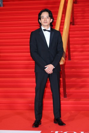 「第34回東京国際映画祭」レッドカーペットに出席した池松壮亮
