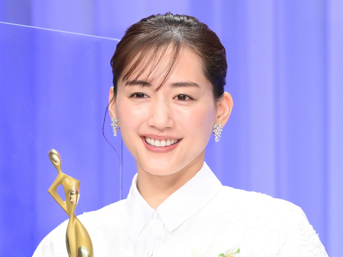 ＜ドラマアウォード2021＞綾瀬はるか、笑顔満開！　『天国と地獄』で主演女優賞受賞