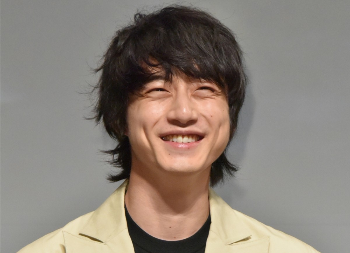 坂口健太郎、視聴者を熱狂させる“演技の魅力”　『おかえりモネ』の次は“火曜日の癒やし”に!?