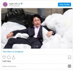 戸次重幸、血だらけメイクのオフショット　※ドラマ『SUPER RICH』公式インスタグラム