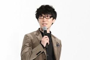 映画『アイの歌声を聴かせて』公開初日舞台あいさつに登場した吉浦康裕監督