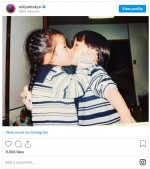 加藤ミリヤ、年子の弟にキスをする幼少期ショット　※「加藤ミリヤ」インスタグラム