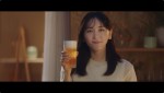 新垣結衣が出演　アサヒ生ビール（通称マルエフ）新テレビCM「おつかれ生です」篇より